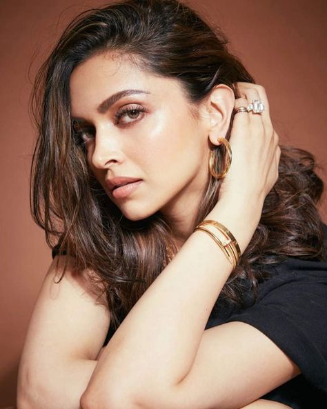 Deepika Padukone Hot, Dipika Padukone, Lara Dutta, Bridal Lehenga Red, Gold Plated Bracelet, Hip Hop Artists, Indian Celebrities, Music Event, Bollywood Celebrities