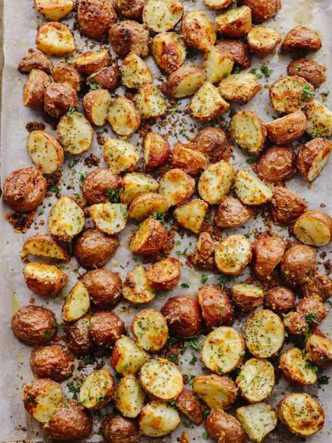 Parmesan garlic roasted potatoes have a crispy edge and tender center. Their mouthwatering parmesan garlic flavor makes them the perfect side! Parmesean Roasted Potatoes, Oven Potato Recipes, Crispy Potatoes In Oven, Toasted Potatoes, Garlic Parmesan Roasted Potatoes, Crispy Parmesan Potatoes, Easy Roasted Potatoes, Roasting Garlic In Oven, Garlic Parmesan Potatoes