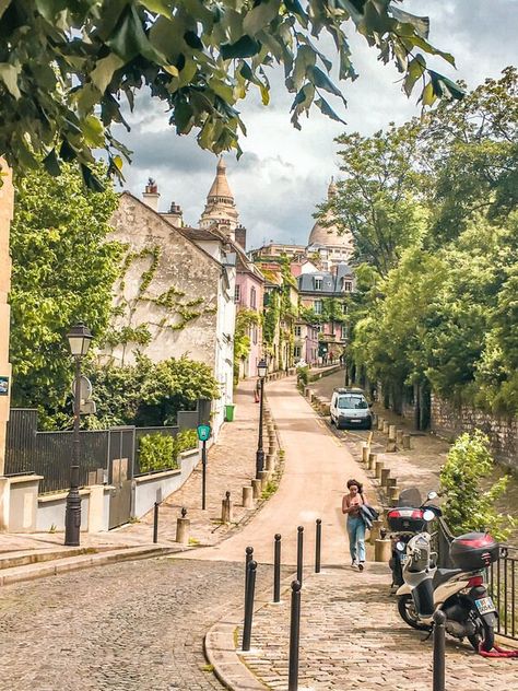 beautiful cobbled street in montmartre Montmartre Paris Aesthetic, Paris Best Places, Painting Cafe, Photos In Paris, Cafe Hopping, Photography Things, Paris Montmartre, Night Walks, Paris Itinerary