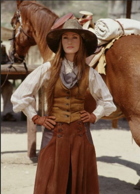 Cowboy Dressup Ideas Women, Western Costume Ideas, Women’s Western Wear, Western Costume Women, Wild West Outfit Women, Old Western Outfits Women, Western Skirt Outfits, Kostum Disney, Frontier Woman