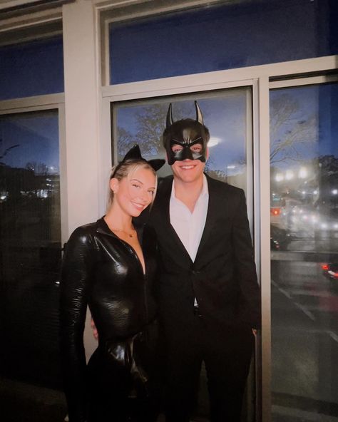 Simple Batman Costume, Bruce Wayne And Catwoman Costume, Catwoman And Batman Halloween Costume, Bat Woman And Batman Costume, Batman Cat Woman Costume, Cat Women Couple Costume, Couples Halloween Costume Ideas Brunette, Catwoman Costume Aesthetic, Bat Man And Cat Woman Halloween Costume