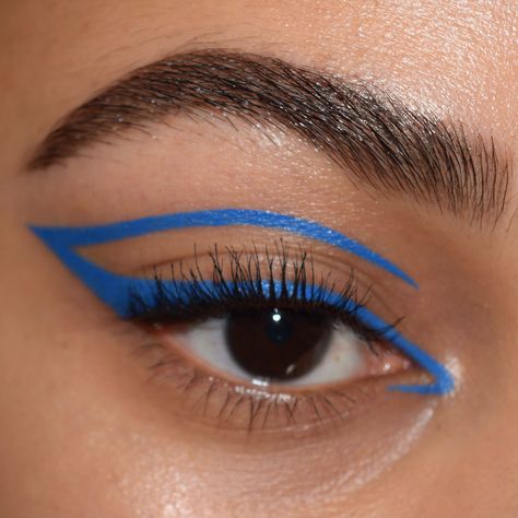 Liquid Eyeliner Colorful, 2 Color Eyeliner Look, Euphoria Eyeliner Looks, Eyeliner And Gems Makeup, Liner Ideas Eye, Cool Eyeliner Makeup, Make Up Ideas Eyeliner, Euphoria Easy Makeup, Cool Easy Makeup Looks