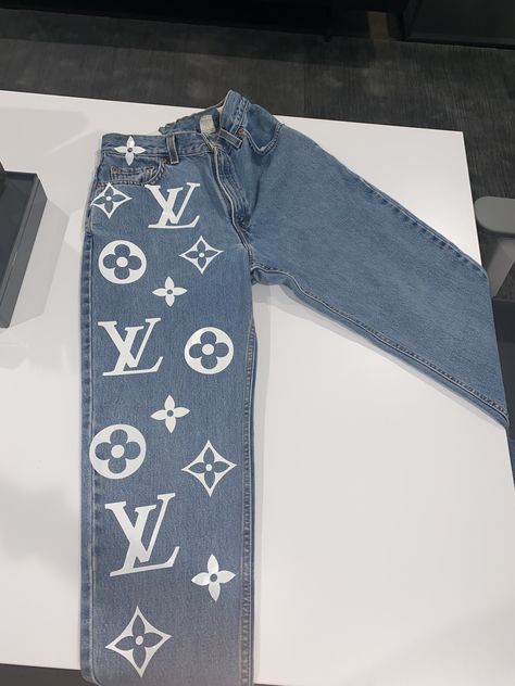 HTV cricut, Silhouette Curio, vintage levis Htv On Jeans, Cricut Jeans Ideas, Cricut Jeans, Custom Clothes Ideas, Jean Custom, Customized Jeans, Custom Louis Vuitton, Louis Vuitton Jeans, Custom Jeans Diy