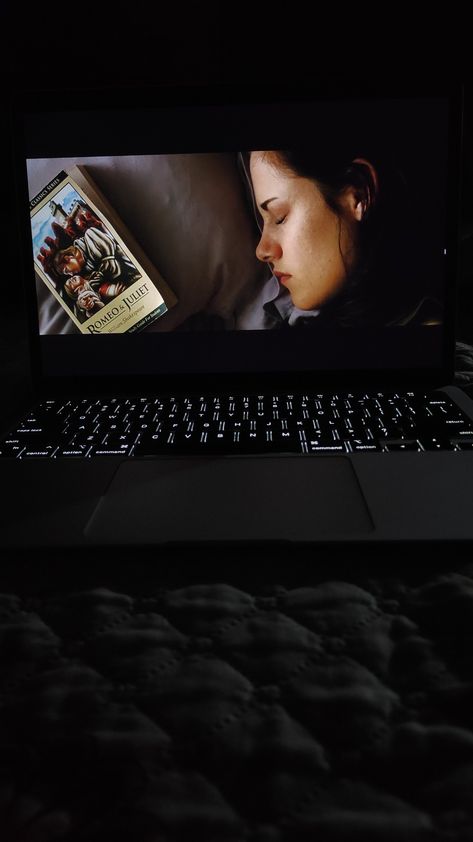 Watching The Moon Aesthetic, Reading Twilight Aesthetic, Watching Twilight Aesthetic, Watching Movies In Bed Aesthetic, Watching Series Aesthetic, Movies Night Aesthetic, Twilight Movie Aesthetic, Couple Watching Movie Aesthetic, Watching Twilight