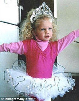 Taylor Swift Childhood, Young Taylor Swift, Taylor Swift Fotos, Baby Taylor, Childhood Pictures, Taylor Swift Cute, Estilo Taylor Swift, Swift Photo, Taylor Swift Wallpaper