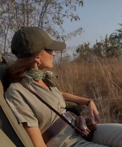 @laurandnicolas Pantanal, Safari Outfit Women Africa Style, Female Safari Outfit, Women Safari Outfit, Safari Outfit Aesthetic, Africa Safari Outfits, Safari Looks Women, Jungle Safari Outfit Women, Africa Vacation Outfit