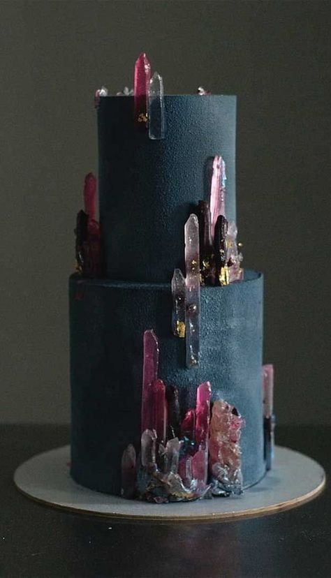 Unique Wedding Cakes, Bolo Tumblr, Deco Cupcake, Witch Wedding, Geode Cake, Dark Wedding, Gorgeous Wedding Cake, Cake Trends, Cool Wedding Cakes