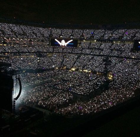 LOOK AT THE CROWD 1989 Tour in East Rutherford 7/10/15 Concert Taylor Swift Aesthetic, Full Stadium Concert Aesthetic, Crowd In Concert, Taylor Swift Concert Aesthetic Crowd, Tour Astethic, 1989 Tour Aesthetic, Eras Tour Audience, Taylor Swift Concert Crowd, Concert Aesthetic Taylor Swift