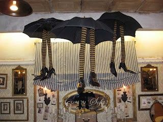 Halloween - Awesome vintage umbrellas as witches' skirts with striped stockings and shoes Veselý Halloween, Uhyggelig Halloween, Hallowen Ideas, Decoration Vitrine, Witch Legs, Striped Stockings, Diy Halloween Decor, Adornos Halloween, Halloween Window