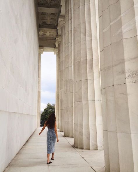 Lincoln memorial Lincoln Memorial Photo Ideas, Washington Dc Photoshoot Ideas, Washington Dc Senior Pictures, Dc Monument Photoshoot, Lincoln Memorial Photoshoot, Dc Moodboard, Washington Dc Outfit, Dc Photoshoot, Weekend In Dc