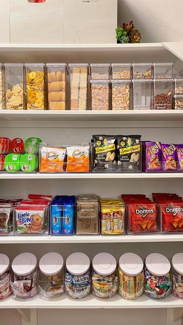 Dream Snack Pantry, Organisation, Organizing Cabinet Pantry, Pantry Organization Ideas Snacks, Cabinet Snack Organization, Snack Closet Organization, Cute Pantry Organization, Snacks For The Fridge, House Ideas Organization