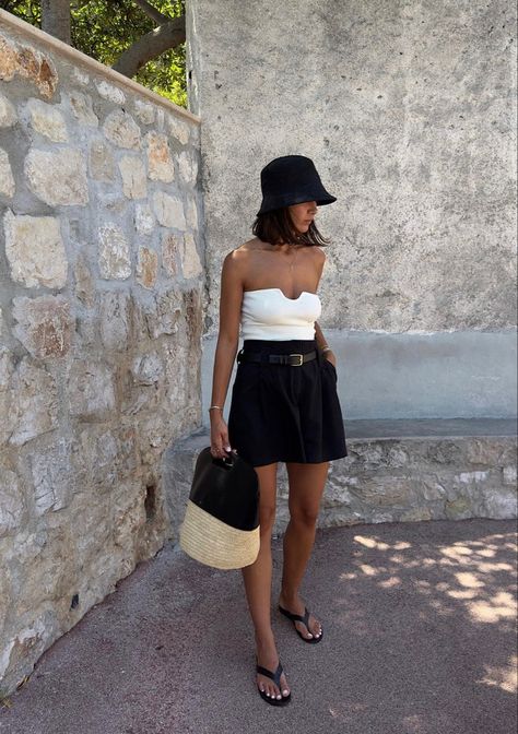 Denim Bucket Hat Outfit, Summer Miami Outfits, Look Com Bucket Hat, Bucket Hats Women Outfit, Cute Bucket Hat Outfits, How To Style Bucket Hats, How To Style A Bucket Hat, Bucket Hat Outfits, Hat Outfits Summer