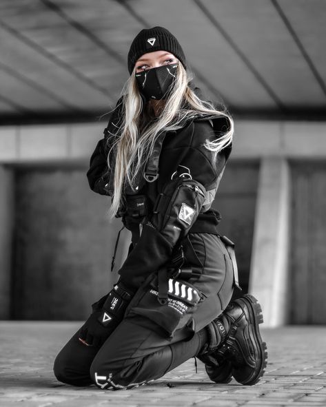 hidden leaf ninja agent @tixteafox . . . #fabricoftheuniverse #techwear #streetwear #cyberpunk #futureculture #fyp #fypシ #membersoftheuniverse Techwear Fashion Women, Female Techwear, Techwear Women, Fabric Of The Universe, Techwear Aesthetic, Streetwear Cyberpunk, Tactical Fashion, Futuristic Clothing, Techwear Jacket