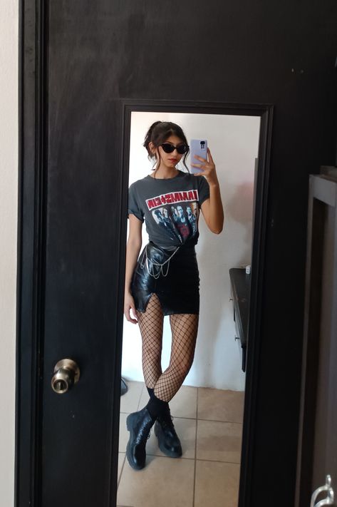 Metal Gig Outfit, Rammstein Outfit Ideas, Hard Rock Concert Outfit, Heavy Metal Concert Outfit Ideas, Metallica Outfit Women, Metal Festival Outfit Summer, Metallica Concert Outfit Women, All Time Low Concert Outfit, Metallica Concert Outfit