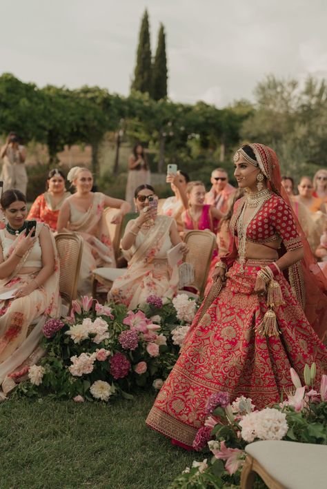 Uk Indian Wedding, Indian Bride Outdoor Photoshoot, Sabyasachi Poses, Bollywood Wedding Aesthetic, Indian Mexican Wedding, Indian Marriage Aesthetic, Mehndi Outfits For Bride, Fall Indian Wedding, Indian Wedding Mood Board