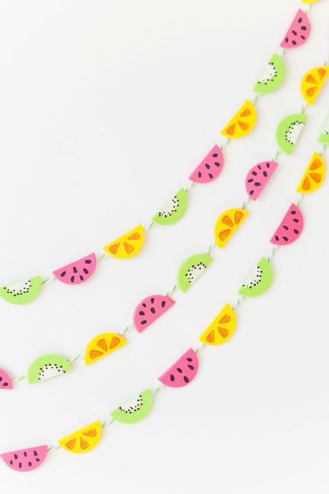 The 15 DIY you need for the summer - Ohoh Blog Diy Slinger, Fruit Garland, Decoration Creche, Diy Girlande, Diy Dekor, Fiesta Tropical, Fruit Party, Party Garland, Diy Garland