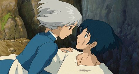 Two Anime Characters, قلعة هاول المتحركة, Studio Ghibli Films, All Out Anime, Art Studio Ghibli, 하울의 움직이는 성, Hug Gif, Personajes Studio Ghibli, Howl And Sophie