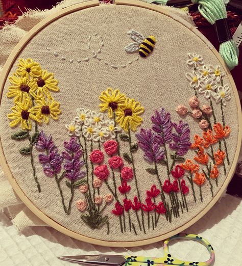 Couture, Patchwork, Scenery Embroidery Designs, Flower Garden Embroidery, Embroidery Scenery, Scenery Embroidery, Bouquet Embroidery, Clothes Embroidery Diy, Garden Embroidery