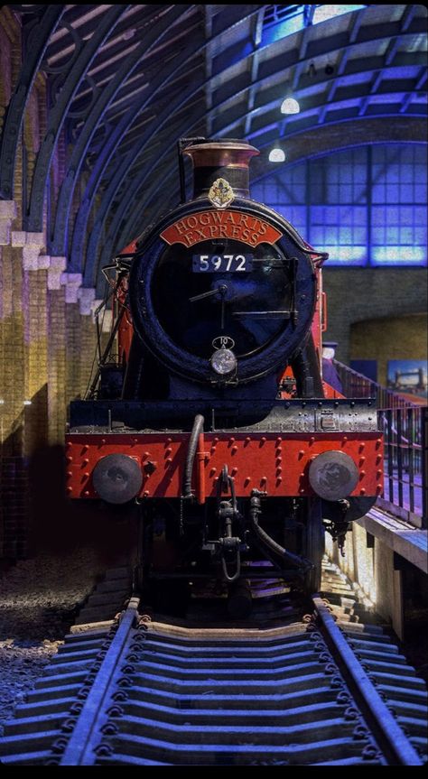 Hogwarts Express Wallpaper, Harry Potter Decor Ideas, Hogwarts Wallpaper, Harry Potter Display, Hogwarts Train, Hogwarts Tattoo, Harry Potter Train, Harry Potter Journal, Hogwarts Express Train