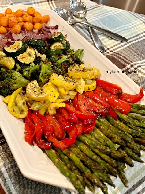 roasted vegetable platter Roasted Vegetable Platter, Vegetable Appetizer, Bday Food, Veggies For Dinner, Resep Salad, Veggie Platters, Vegetable Tray, Vegetable Platter, Resep Diet