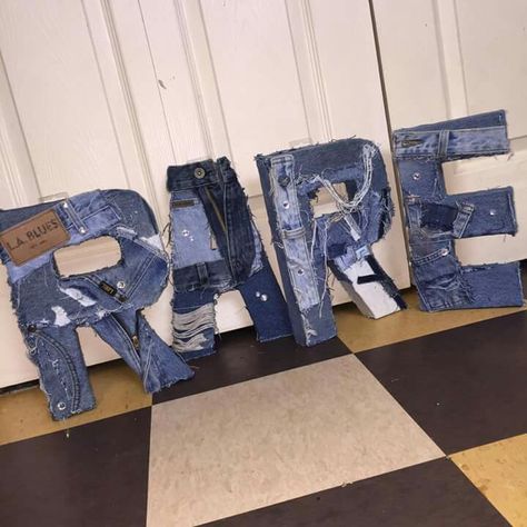 Denim And Gold Party, Denim Decor Ideas, Denim Theme Party Decorations Blue Jeans, Denim Room Decor, Blue Jean Theme Party, Jean Theme Party, Jeans Party Decoration, Blue Jean Party Theme, Denim Day Awareness Ideas