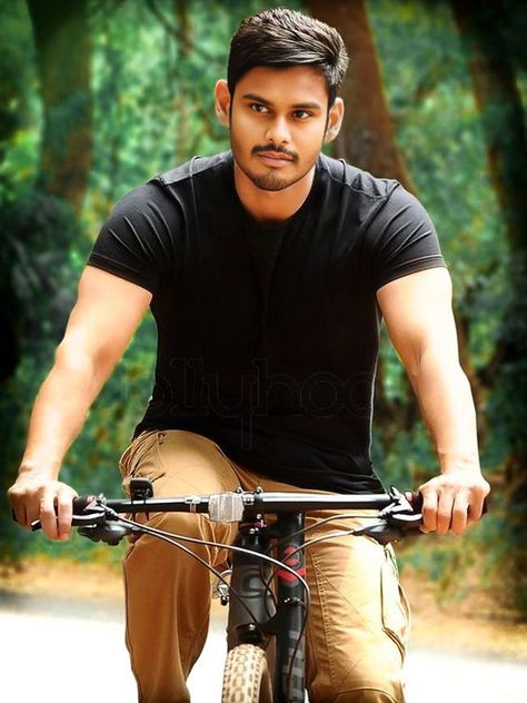 Mahesh Babu Wallpapers, Allu Arjun Wallpapers, Allu Arjun Images, Prabhas Pics, Handsome Celebrities, Mahesh Babu, Actor Picture, Actors Images, Indian Movies