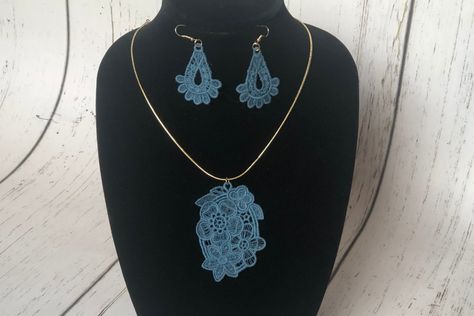 How to Make Machine Embroidered Jewelry - WeAllSew Machine Embroidery Projects, Hand Embroidered Jewelry, Embroidery Earrings, Wool Mats, Embroidered Jewelry, Free Standing Lace, Diy Sprays, Lace Earrings, Lace Jewelry