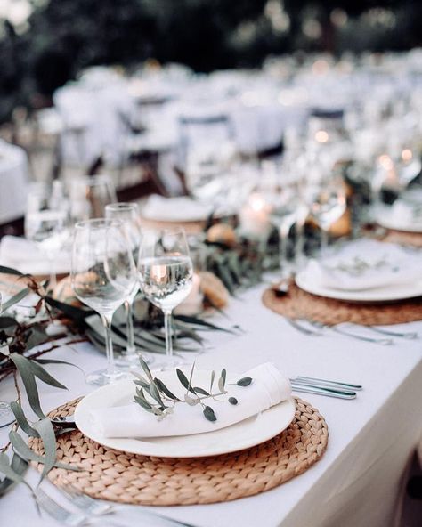 🌾WEDDING PLANNER MALLORCA🌾 on Instagram: “Mediterranean weddings · · 📝 Wedding Designer @pasion_eventos 📸 Photo @pereandmarga 🌾 Design & Decor @enesencia_decora · · ·…” Greek Dinner Decor, Mediterranean Decor Wedding, Greece Wedding Table Decor, Greek Inspired Wedding Decoration, Greek Wedding Table Decor, Mediterranean Wedding Food, Olive Tree Wedding Decor, Modern Mediterranean Wedding, Mediterranean Wedding Decor