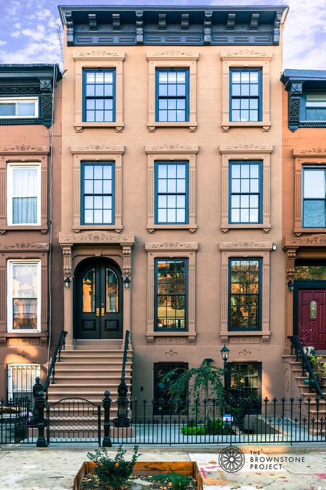 New York Apartment Exterior, Apartment Front, Nyc Brownstone, Brownstone Homes, New York Brownstone, New York House, New York Townhouse, Townhouse Exterior, Luxury Townhouse