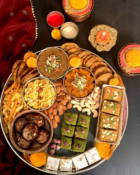 Diwali Snacks Photography, Diwali Platters Ideas, Diwali Food Photography, Diwali Sweets Photography, Indian Sweets Photography, Diwali Food Ideas, Diwali Platter, Sweets Pictures, Diwali Thali