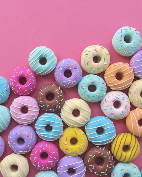 Donat Glaze, Kue Macaroon, Cute Food Wallpaper, Pastel Cupcakes, Cute Donuts, Pattern Weights, Rainbow Food, Läcker Mat, Delicious Donuts