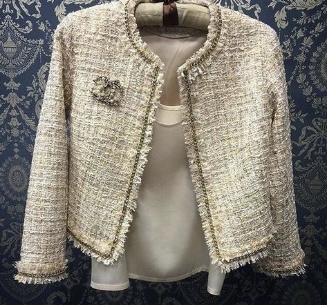 Chanel Jacket Trims, Channel Jacket, Kain Linen, Tweed Fashion, Chanel Style Jacket, Chanel Tweed Jacket, Chanel Tweed, Mode Chanel, Chanel Jacket