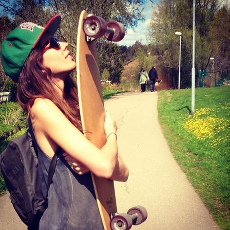 Snapbacks and Longboards Anyone?? Skater Boy Style, Skater Girls, Ska, Skater Chick, Long Boarding, Skater Girl Style, Skate Girl, Skateboard Girl, Skate Surf