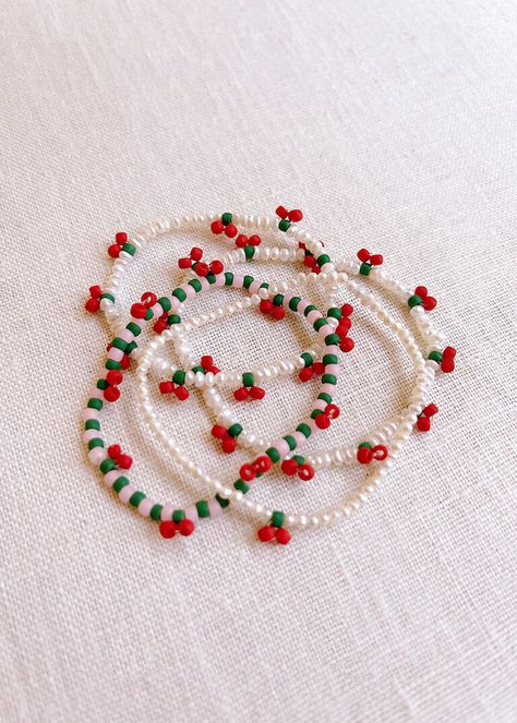 Cool Bead Bracelet Patterns, Cherry Bead Pattern, Heart Beaded Bracelet Tutorial, Diy Bead Bracelets Aesthetic, Cherry Bracelet Beads, Beaded Jewellery Diy, Bead String Bracelet, Bracelets Diy Beads Ideas, Cute Beaded Jewelry Ideas