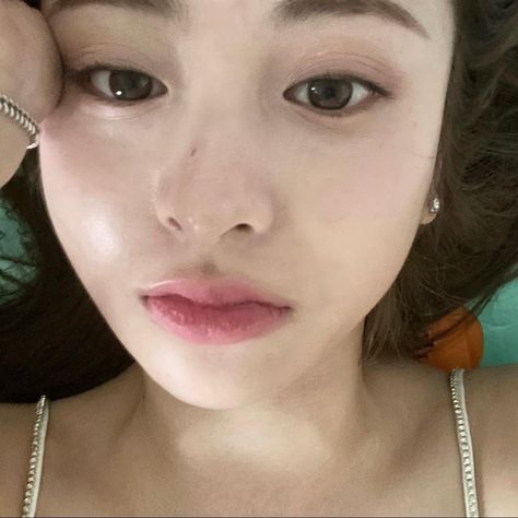 Yunjin Girlfriend, Gf Pic, Yunjin Instagram, Lesserafim Yunjin, Yunjin Icon, Huh Yunjin, Fotografi Vintage, August 12, Without Makeup