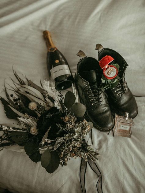 A Wild Rock ‘n’ Roll Wedding with DIY Decor and All-Black Outfits · Rock n Roll Bride Rocker Wedding Theme, Rock Wedding Decor, Witch Wedding Ideas, Rock N Roll Theme, Heavy Metal Wedding, Rockstar Wedding, Rock And Roll Wedding, Outfits Rock, Rocker Wedding