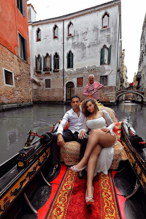 #venice #venicephotoshoot #gondola #gondolaphotoshoot #couplegoals Venice Gondola Outfit, Venice Gondola Ride Pictures, Venice Photoshoot, Gondola Venice, Venice Gondola, Vegas Engagement, Gondola Ride, Desired Reality, Italian Summer