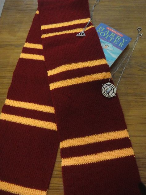 If you can knit a rectangle in rib and change colors, you can easily show off your Harry Potter Fandom with pride! I knit as  many as three Harry Potter scarves this year. They make me very very ha… Harry Potter Scarves, Harry Potter Scarf Pattern, Hermione Granger Costume, Harry Potter Kostüm, Harry Potter Knit, Gryffindor Scarf, Harry Potter Scarf, Harry Potter Crochet, Gryffindor House