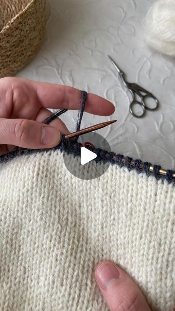 Join Yarn Knitting, How To Join Knitting Pieces, How To Knit A Sweater Tutorials, Contiguous Knitting, Drop Stitch Knitting, Color Work Knitting, Joining Yarn, Sweater Tutorial, Knitting Hacks