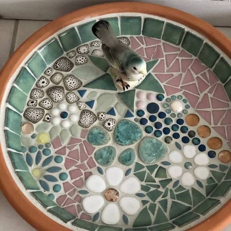 How To Make A Mosaic Birdbath – The Mosaic Store Broken Tile Mosaic, Mosaic Art Diy, Mosaic Birdbath, Mosaic Garden Art, Mosaic Birds, Mosaic Art Projects, Mosaic Tile Art, Mosaic Stained, Deco Nature