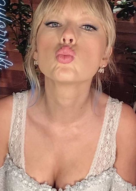 Taylor Swift Kiss Taylor Swift Kiss Face, Taylor Swift Tongue Out, Taylor Swift Blowing Kiss, Taylor Swift Sticking Tongue Out, Taylor Swift Kissing, Forehead Pictures, Taylor Swift Kiss, Sending Kisses, Taylor Swift Photoshoot