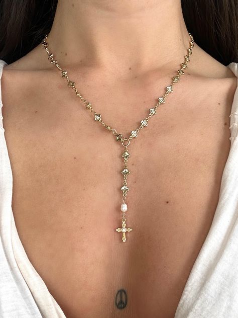 Gold Rosary Necklace Woman, Cross Necklace Christian, Cross Jewelry Gold, Wedding Cross Necklace, Rosary Jewelry Aesthetic, Pretty Cross Necklace, Rosary Necklace Outfit, Rosary Outfit, Rosary Necklace Aesthetic