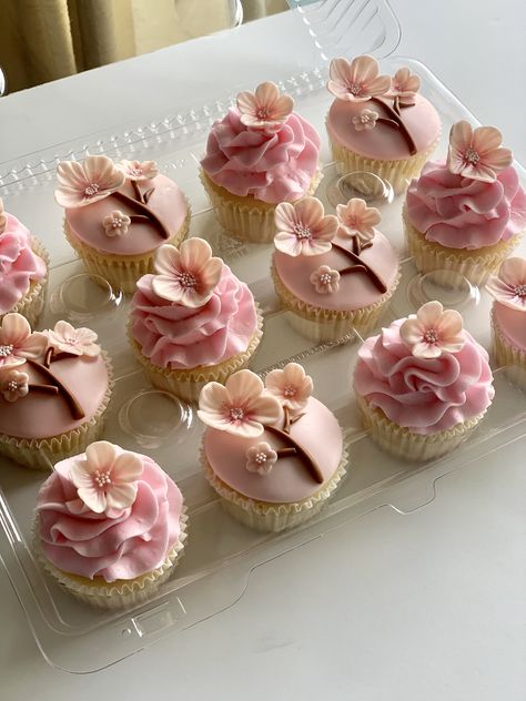 Sakura or cherry blossom cupcakes made by Play Date Cupcakes in Hawaii. Cherry Blossom Theme Cake, Cherry Blossom Cake Decoration, Cherry Blossom Cake Wedding, Cherry Blossom Cupcakes Ideas, Cherry Blossom Food Ideas, Cherry Blossom Dessert Table, Pretty Cupcakes Aesthetic, Japanese Cherry Blossom Party Decor, Pink Themed Desserts