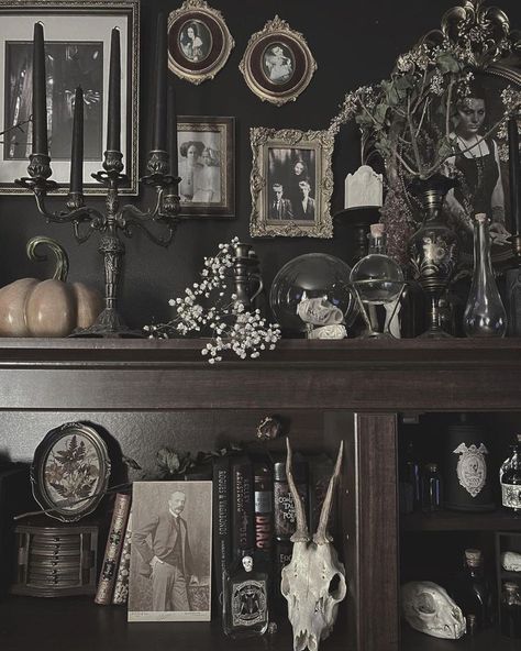 @sepvlchr | Decoração gótica vitoriana, Quarto gótico, Decoração gótica Witchy Retail Display, Dark Electric Home Decor, Dark Parisian Apartment, Dark Decor Aesthetic, Goth Interior, Victorian Gothic Decor, Goth Houses, Deco Baroque, Gothic Room