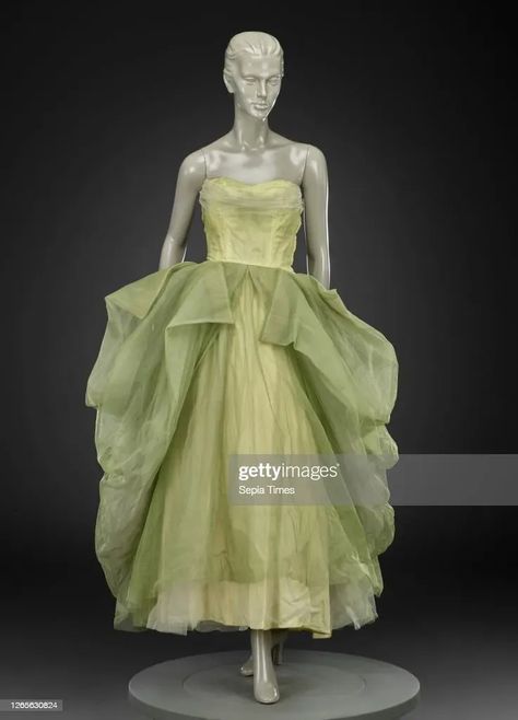 1950s fashion: 1958 silk tulle & taffeta ballgown in a couple of shades of green by Ceil Chapman - 1950s Vintage Fashion designer. ==>> See more 1940s, 1950s & 1960s Fashions by Fashion Designer Ceil Chapman at the Vintage Inn blog. Super Vintage Fashion Inspiration! Tumblr, Ceil Chapman, 1920s Fashion Women, History Of Fashion, White Tulle Skirt, Garment Design, 1950’s Fashion, Clothes Wishlist, 20th Century Fashion