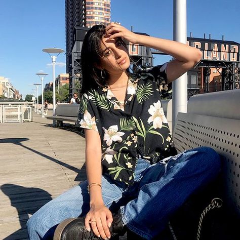 Discover the casual (but cool) outfit ideas fashion girls will be wearing this season. Aloha Shirt Outfit, Hawaiian Outfit Women, Stem Outfits, Hawaiian Shirt Outfit, Estilo Tomboy, Walking Outfits, Lesbian Fashion, Hawaiian Shirt Women, Casual Outfit Ideas