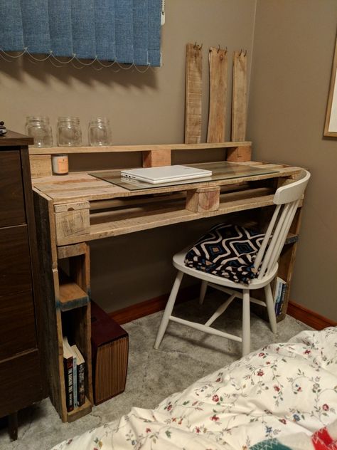 Desk Made Out Of Pallets, Diy Desk Pallet, Desk Made From Pallets, Pallet Computer Desk, Pallet Desk Diy Simple, Pallet Wood Desk, Western Desk Ideas, Desk Out Of Pallets, Western Desk Decor