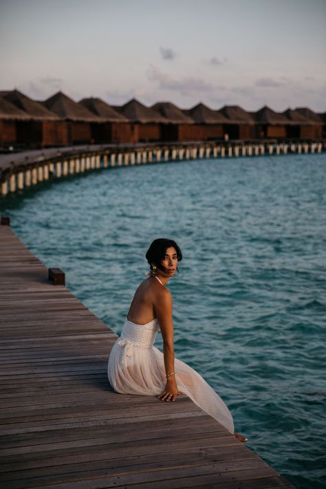 This Time Tomorrow Maldives Poses For Women, What To Wear In Maldives Outfit Ideas, Maldives Instagram Pictures, Maldives Poses, Maldives Photography Ideas, Maldives Photoshoot, Maldives Outfit, Maldives Aesthetic, Maldives Photography
