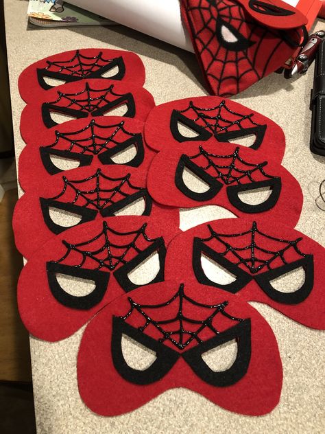 DIY SpiderMan Masks Fête Spider Man, Spiderman Birthday Party Decorations, Spiderman Decorations, Spiderman Birthday Cake, Spiderman Mask, Anniversaire Diy, Spiderman Theme, Avenger Birthday Party, Spiderman Birthday Party