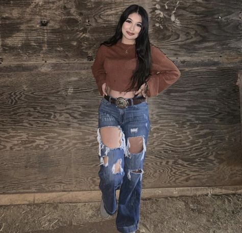 Vaquera Fits, Takuachita Outfits, Outfits Vaqueros, Freshman Outfits, Vaquera Outfits, Takuache Girl Outfits, Pretty Latina, Vaquera Outfit, Western Girl Outfits